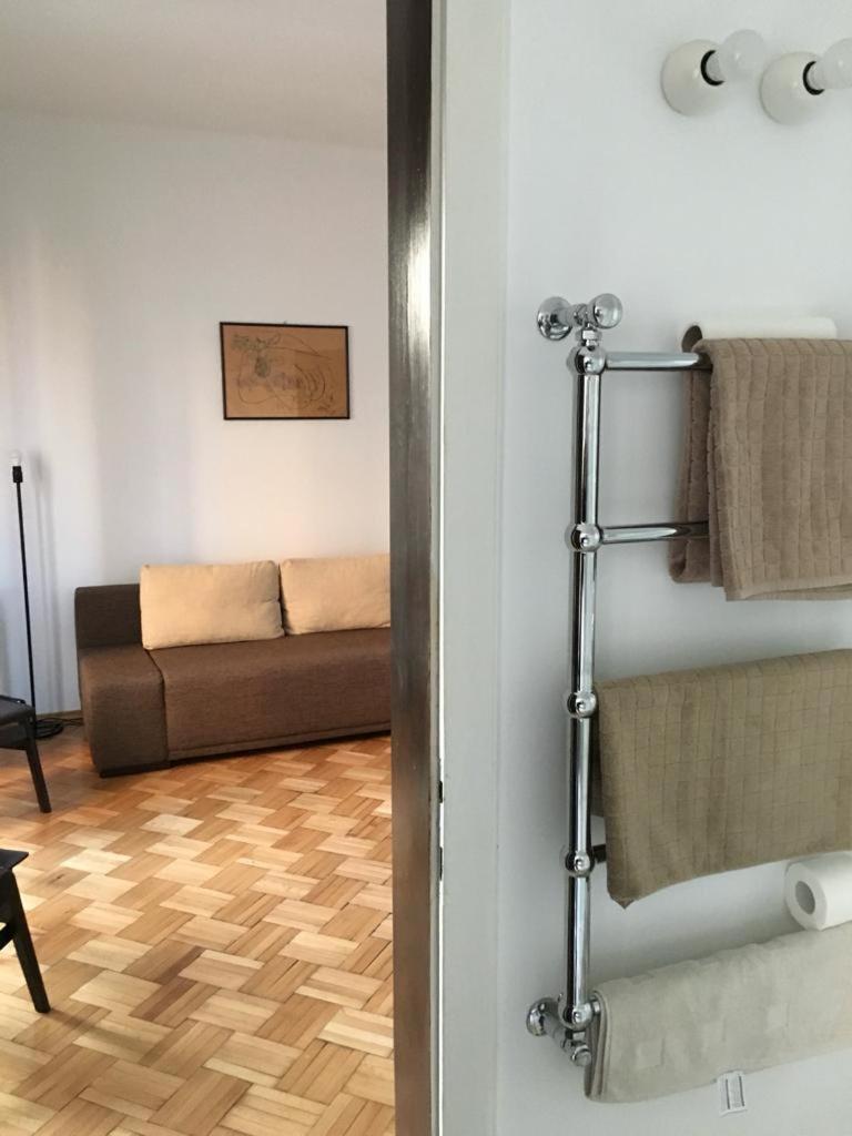 Central Studio Across From Intercontinental Bucureşti Ngoại thất bức ảnh